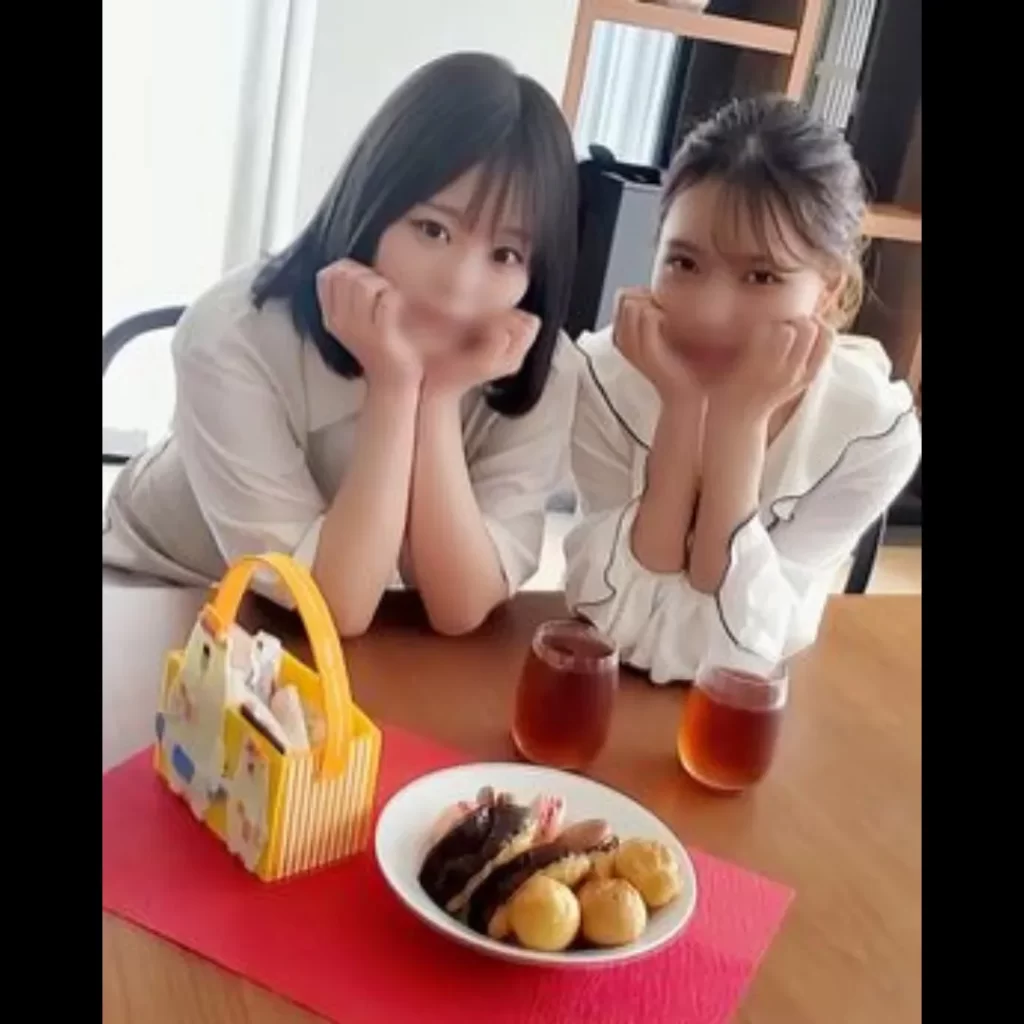 FC2 PPV 3048624 ※追加50本※4P連続中出し黒髪の華奢な子と巨乳のアニメ声バイト仲間のカフェ店員